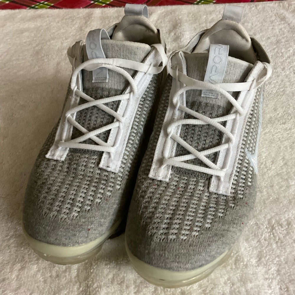 Nike Air VaporMax White/Pure Platinum. In Good Used Condition. Women’s 8.